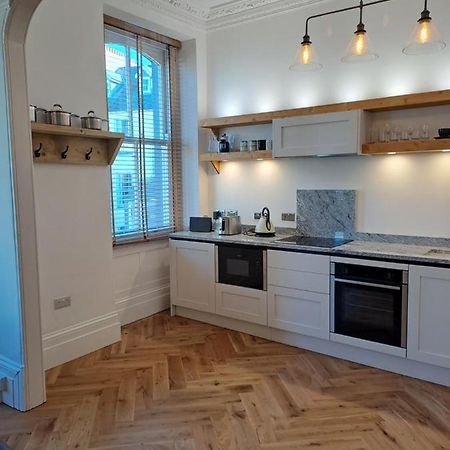 Spinnaker - Self Catering Apartment, Tenby Eksteriør bilde